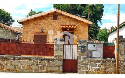 Vista exterior de Casa o xalet en venda en Las Navas del Marqués  amb Calefacció, Jardí privat i Terrassa