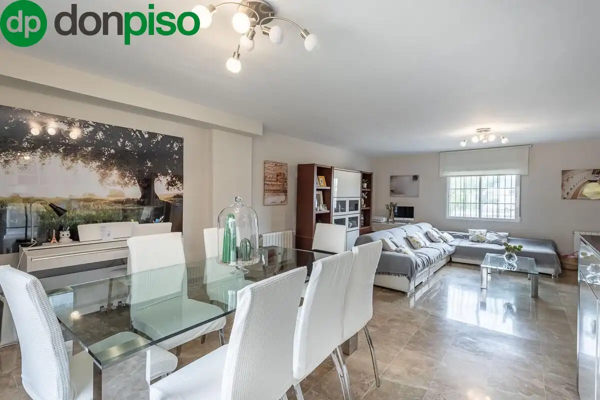 Sala de estar de Casa adosada en venta en Churriana de la Vega con Aire acondicionado, Jardín privado y Terraza