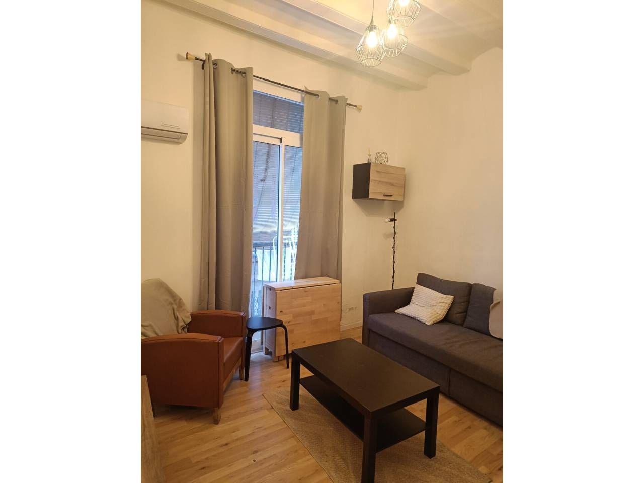Living room of Flat for sale in  Barcelona Capital  with Air Conditioner, Parquet flooring and Balcony