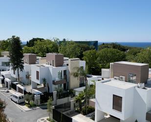 Vista exterior de Casa o xalet en venda en Marbella amb Aire condicionat, Terrassa i Piscina