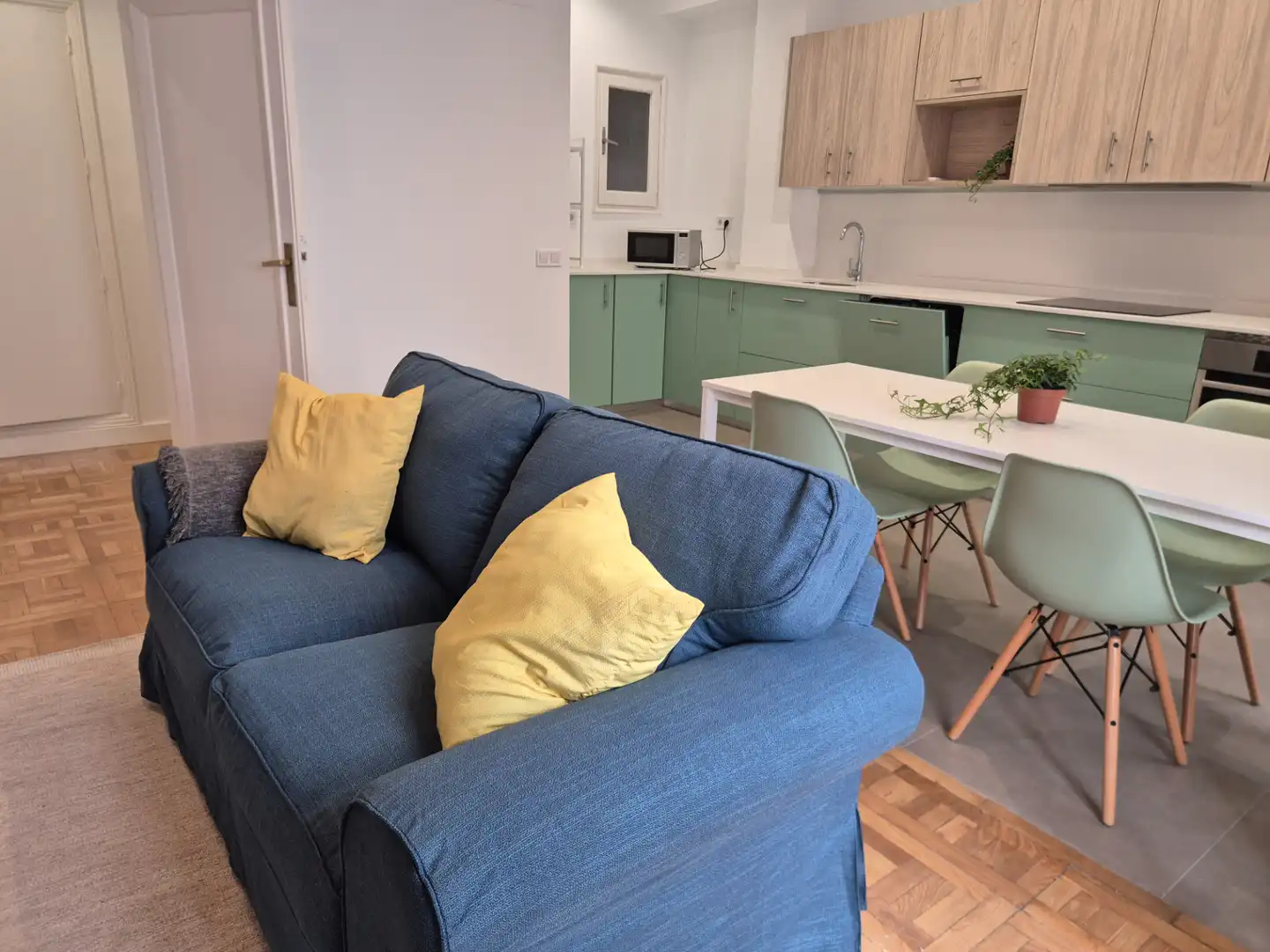Sala d'estar de Apartament de lloguer en Madrid amb Aire condicionat, Calefacció i Moblat