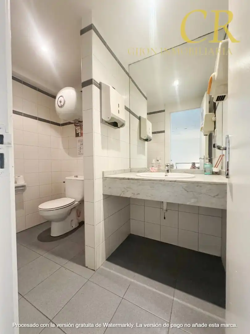 Baño de Local de alquiler en Gijón  con Aire acondicionado