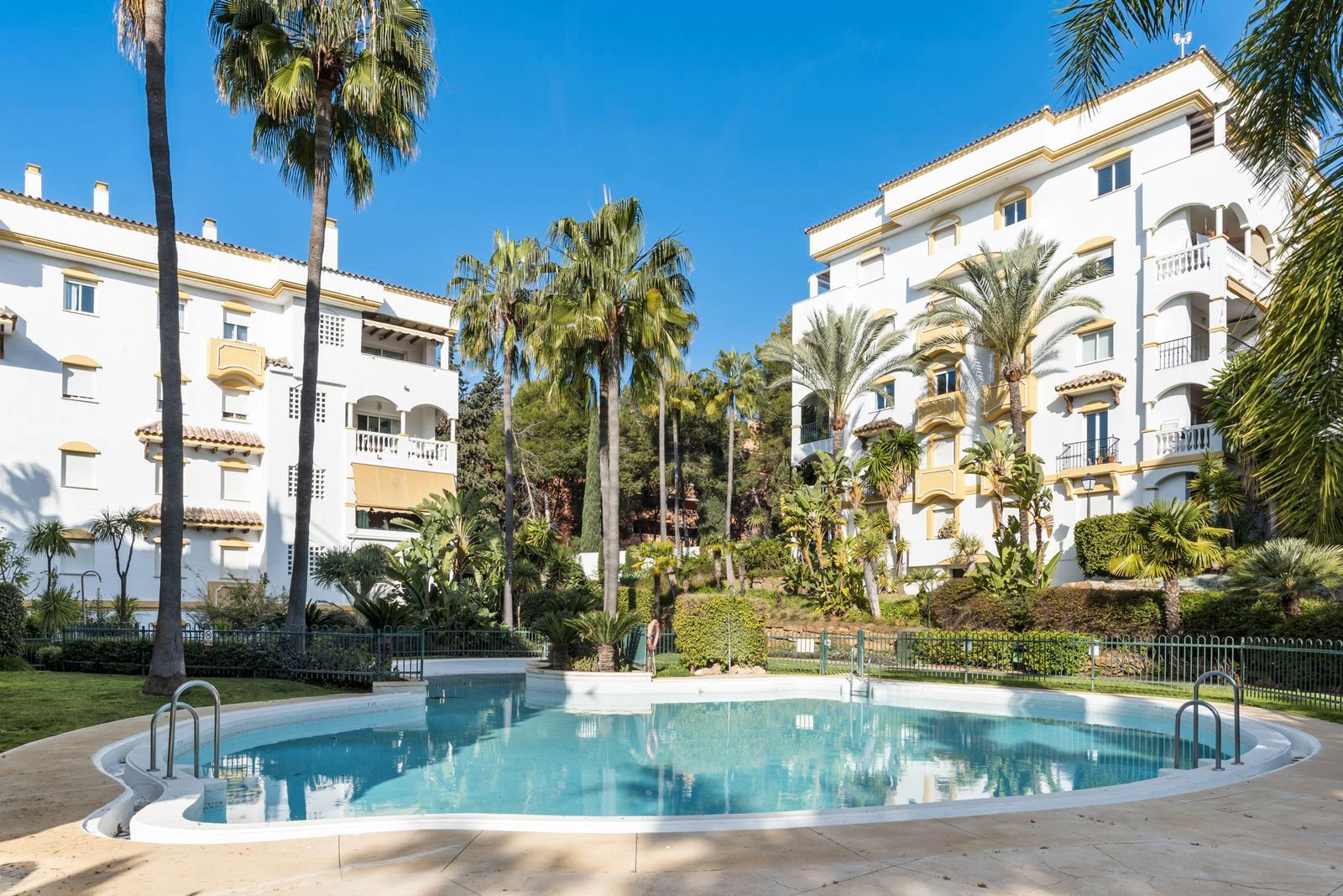Exterior view of Apartment for sale in Marbella  with Private garden, Terrace and Furnished