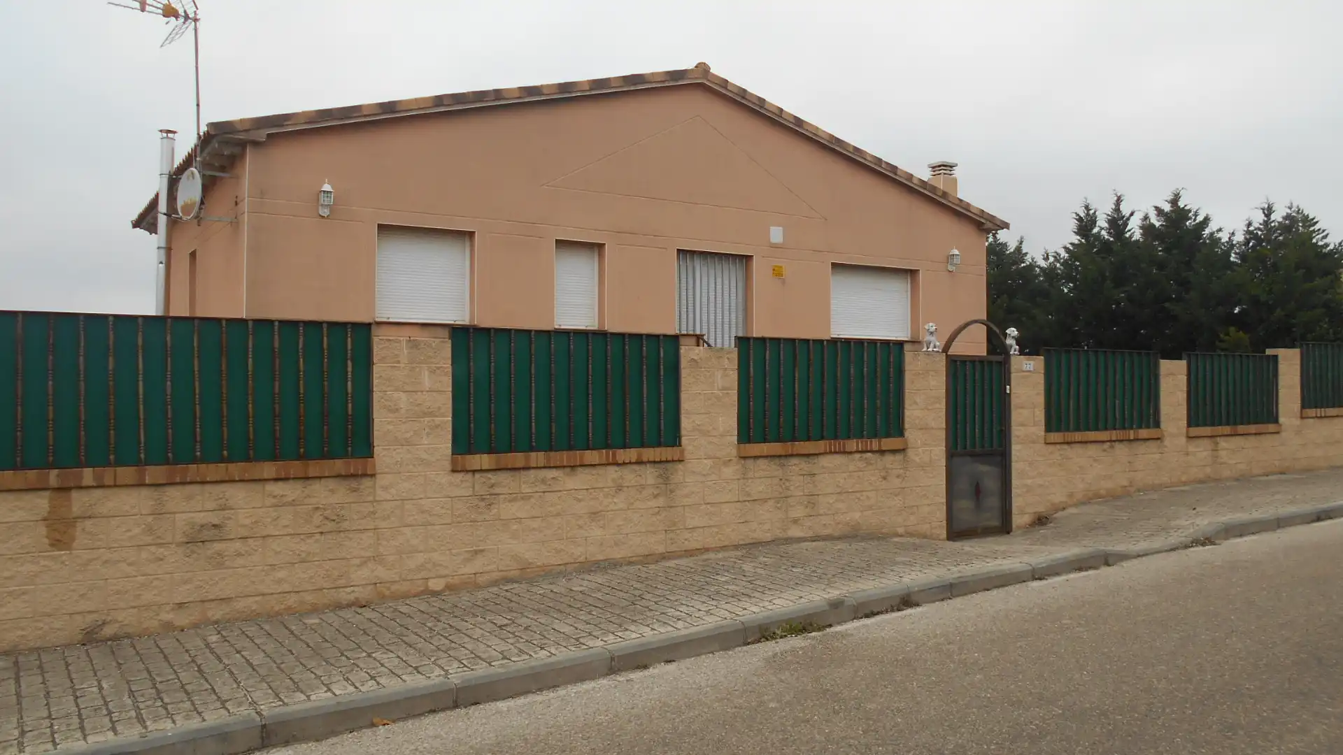 Vista exterior de Casa o xalet en venda en Hontoba amb Calefacció i Jardí privat