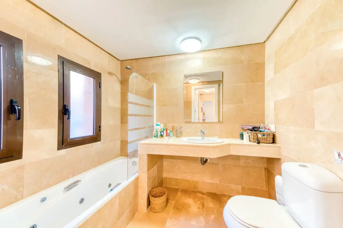 Baño de Planta baja en venta en Manilva con Aire acondicionado, Terraza y Trastero