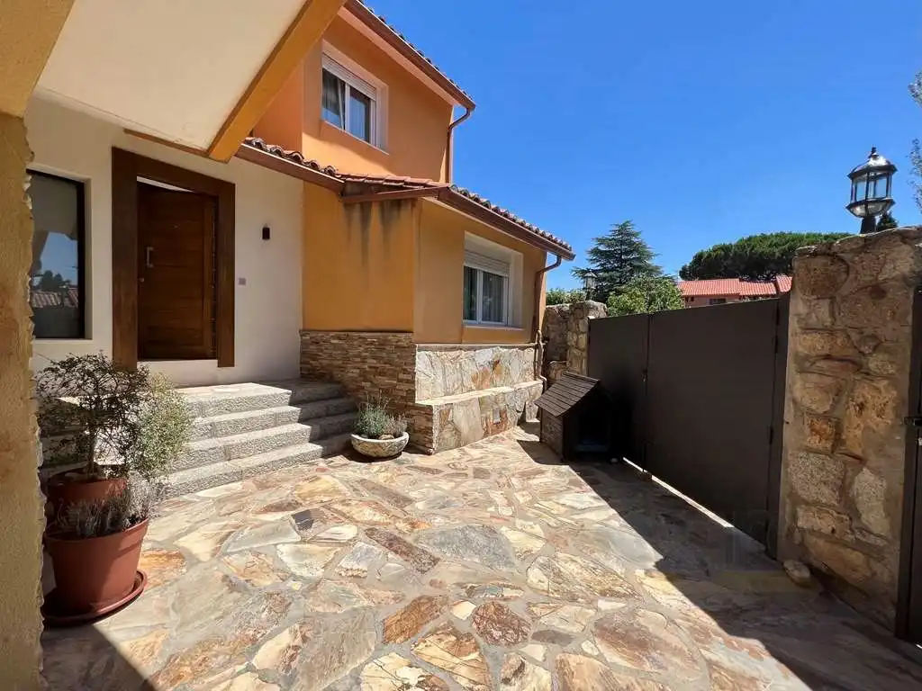 Vista exterior de Casa o xalet en venda en Galapagar amb Aire condicionat, Jardí privat i Piscina