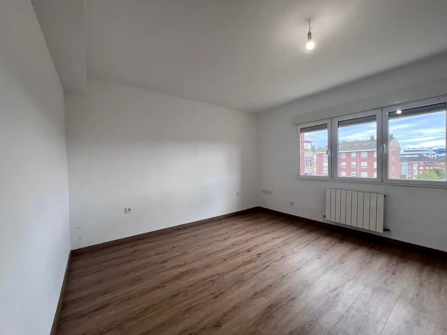 Dormitori de Pis en venda en Oviedo  amb Calefacció i Parquet