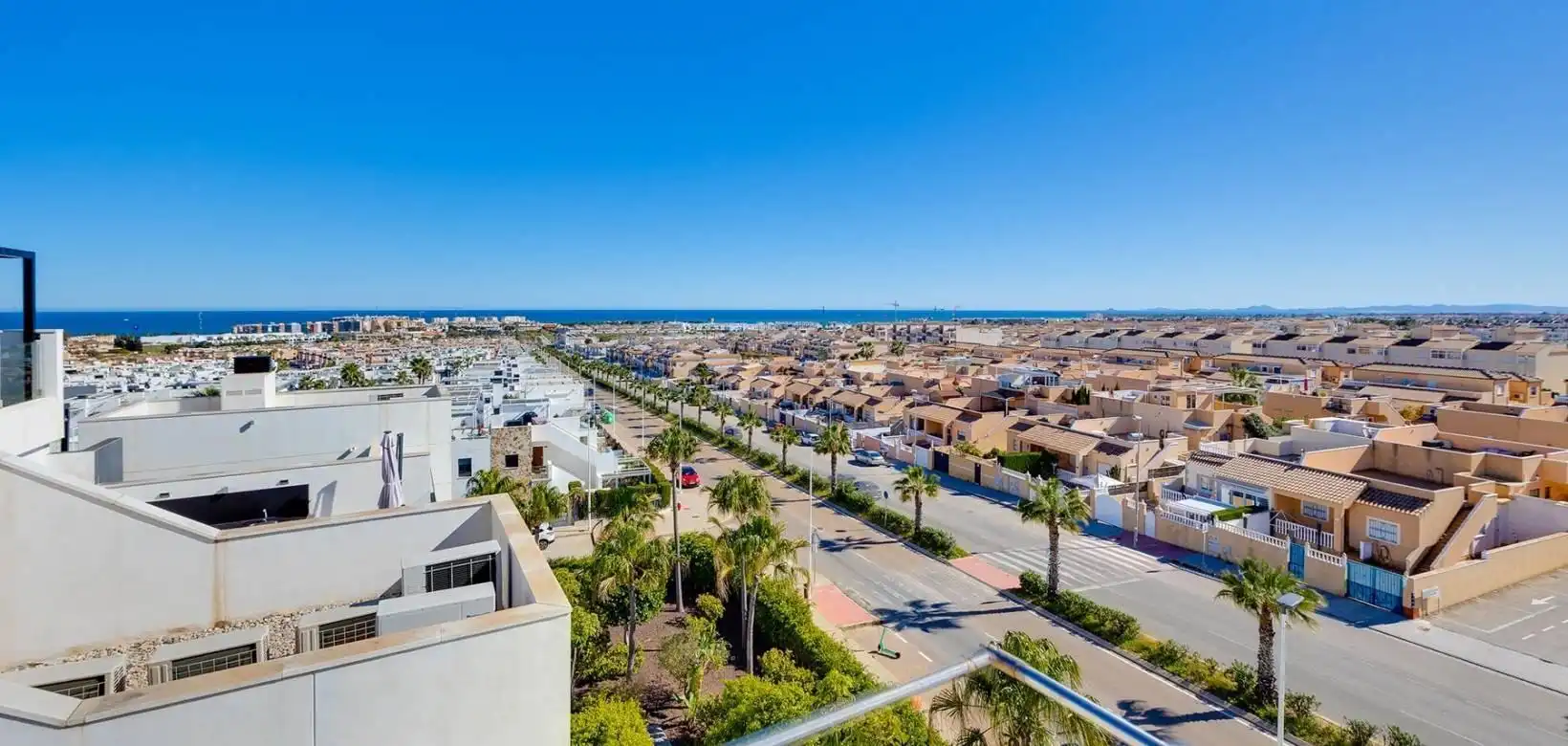 Vista exterior de Àtic en venda en Torrevieja amb Aire condicionat, Calefacció i Jardí privat