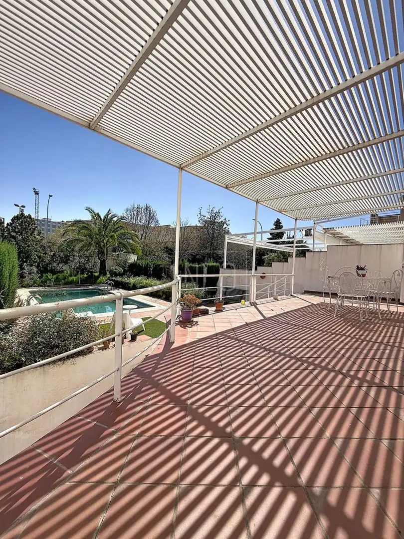 Terrasse von Einfamilien-Reihenhaus zum Verkauf in Granada mit Klimaanlage, Privatgarten und Terrasse