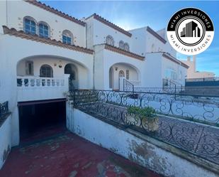 Vista exterior de Casa adosada en venda en Mont-roig del Camp amb Aire condicionat, Jardí privat i Terrassa