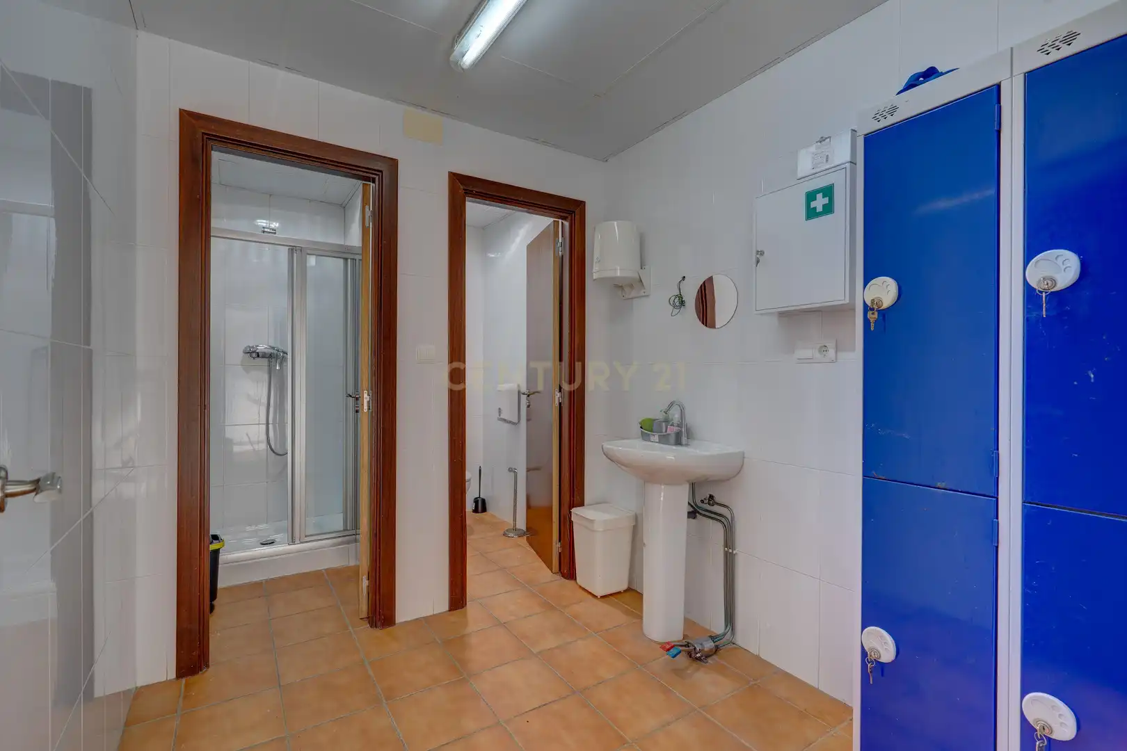 Badezimmer von Fabrikhallen zum Verkauf in Elgoibar