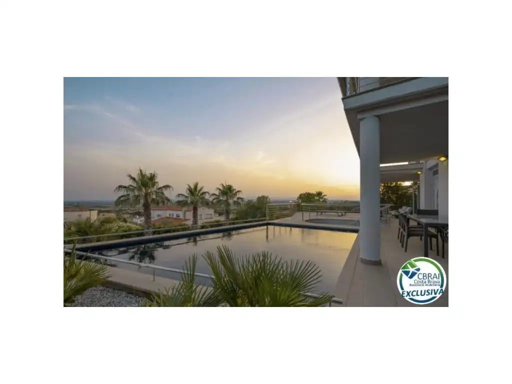 Detached house with pool for sale in Carrer d'Alemanya 74