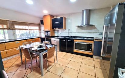 Cuina de Casa adosada en venda en Alicante / Alacant amb Aire condicionat, Calefacció i Parquet