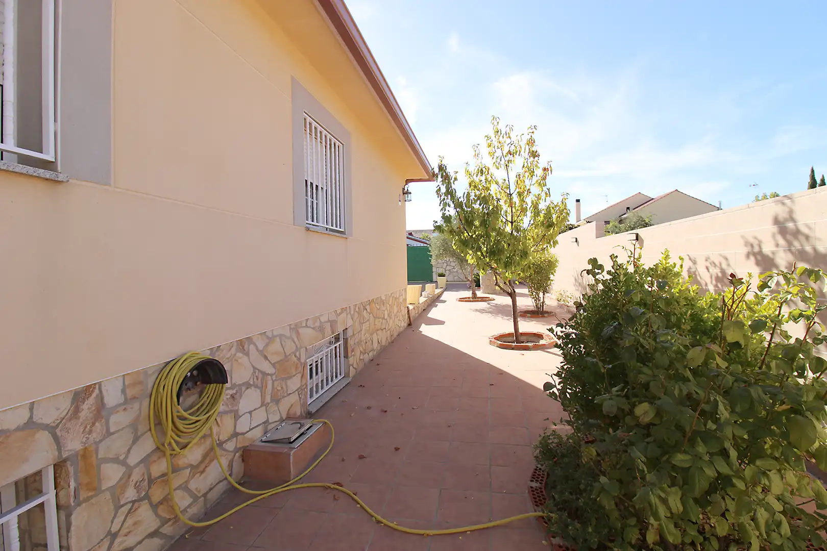 Vista exterior de Casa o chalet en venta en Torremocha de Jarama con Aire acondicionado, Calefacción y Jardín privado