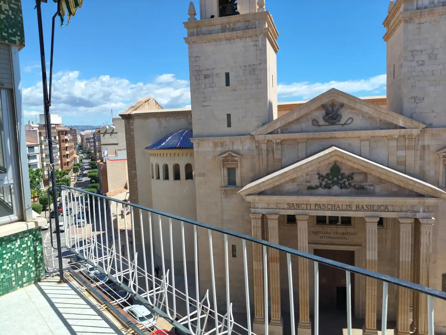 Vista exterior de Piso de alquiler en Vila-real con Horno, Lavadora y Balcón