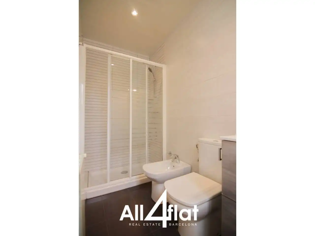 Bathroom of Flat for rent in Barcelona  with Heating, Parquet flooring and Alarm