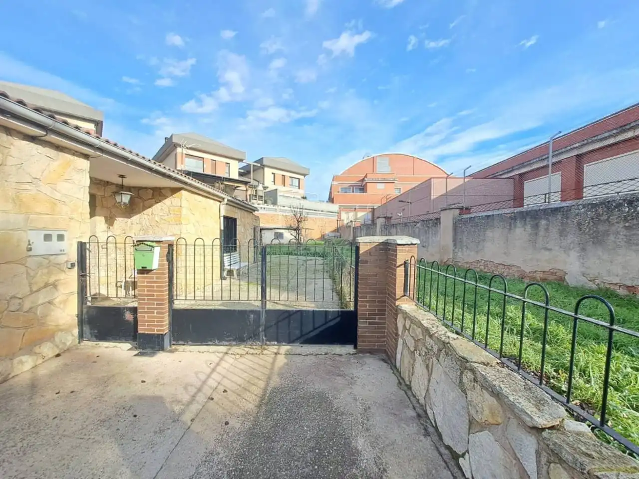 Vista exterior de Casa adosada en venda en Burgos amb Calefacció i Jardí privat