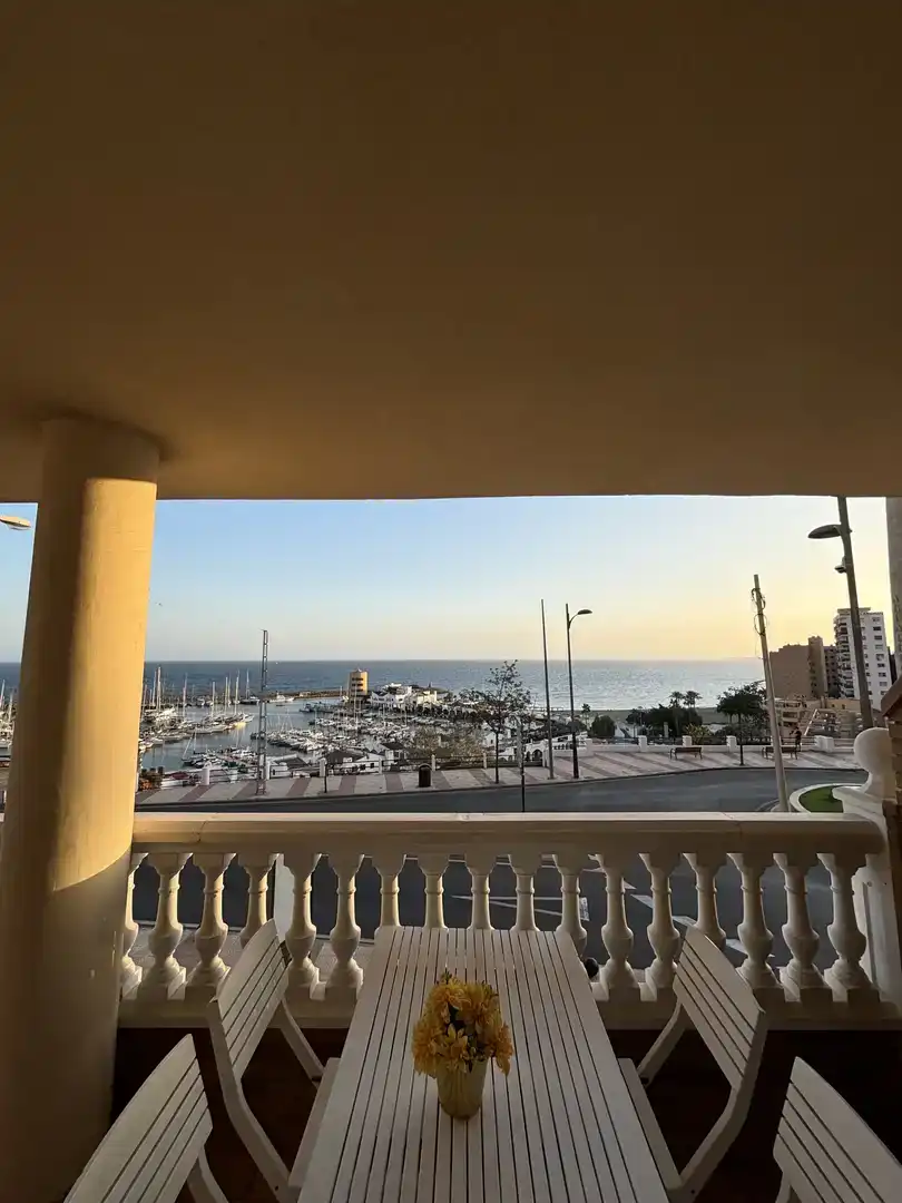 Vista exterior de Pis en venda en Roquetas de Mar amb Aire condicionat, Piscina i Balcó