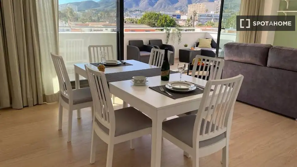 Menjador de Apartament per a compartir en Torremolinos amb Aire condicionat, Terrassa i Moblat