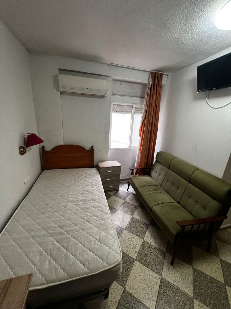 Dormitori de Pis de lloguer en  Granada Capital amb Aire condicionat, Calefacció i Moblat