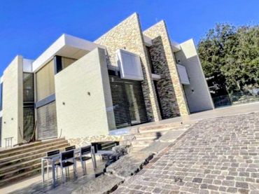 House with pool for sale in Begues