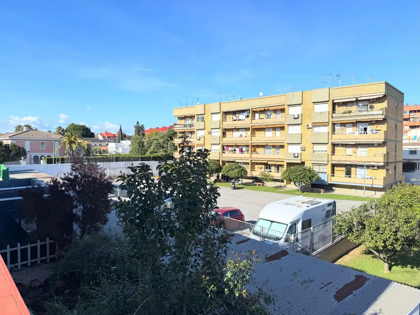 Parking de Casa adosada en venta en Sevilla con Aire acondicionado, Calefacción y Jardín privado
