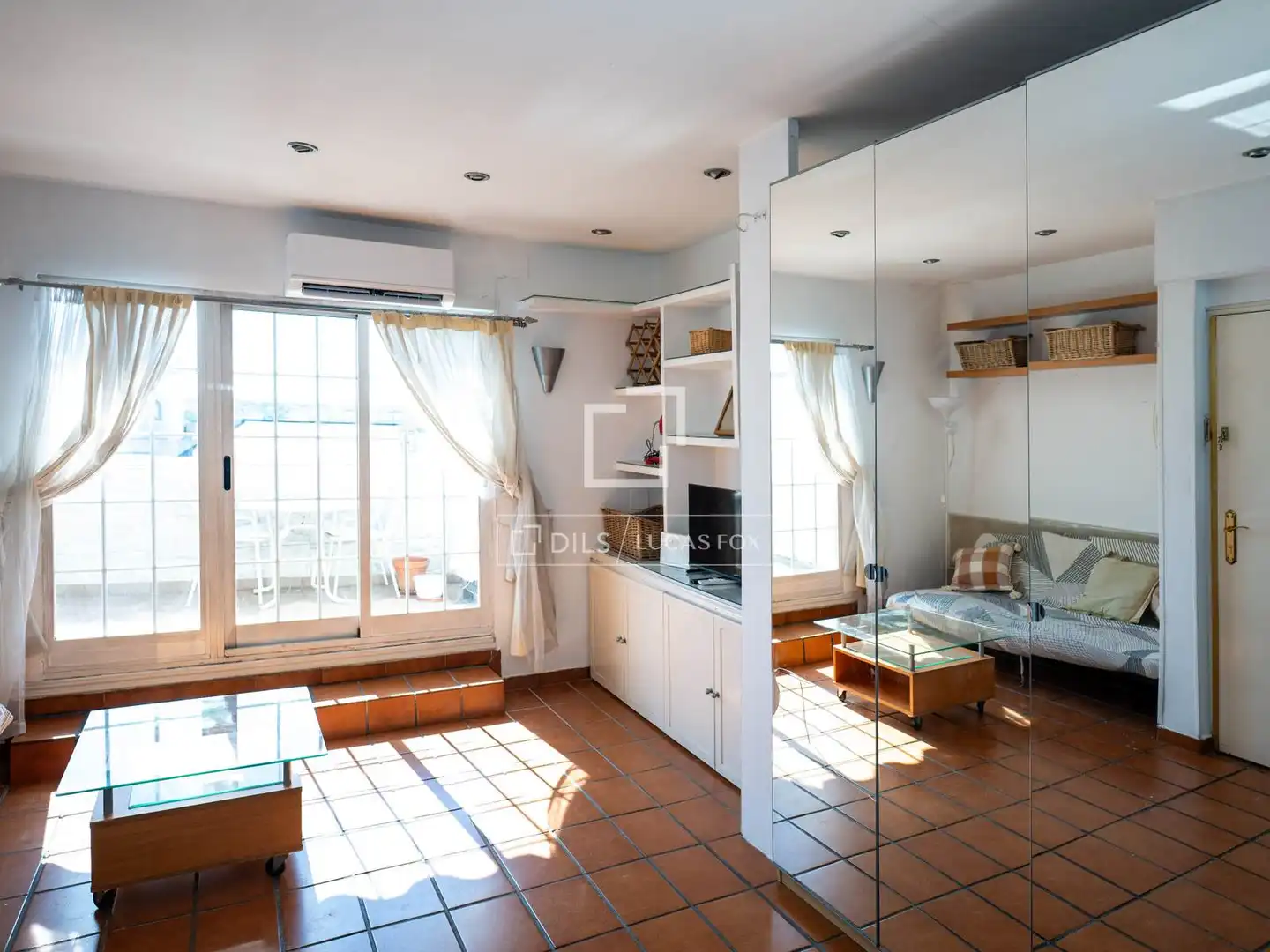 Schlafzimmer von Dachboden zur Miete in Madrid mit Klimaanlage, Heizung und Terrasse