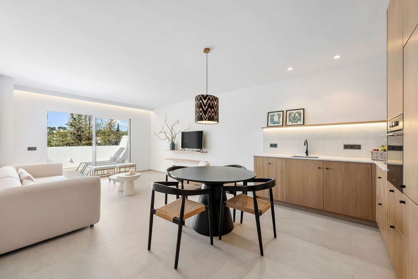 Sala d'estar de Àtic en venda en Marbella amb Aire condicionat, Terrassa i Piscina
