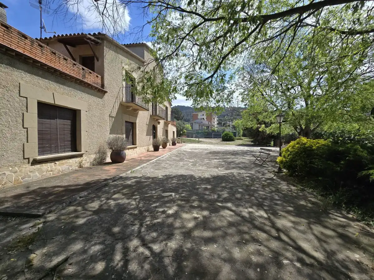 Vista exterior de Finca rústica en venda en La Roca del Vallès amb Terrassa i Balcó