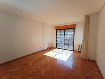 Piso con balcón en venta en Hellín