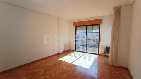 3054 PISO CON PATIO Y BALCÓN, ZONA GRAN VÍA