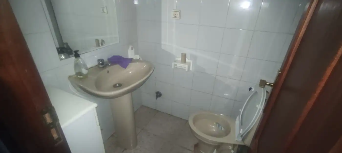 Baño de Oficina de alquiler en Torrelavega  con Amueblado