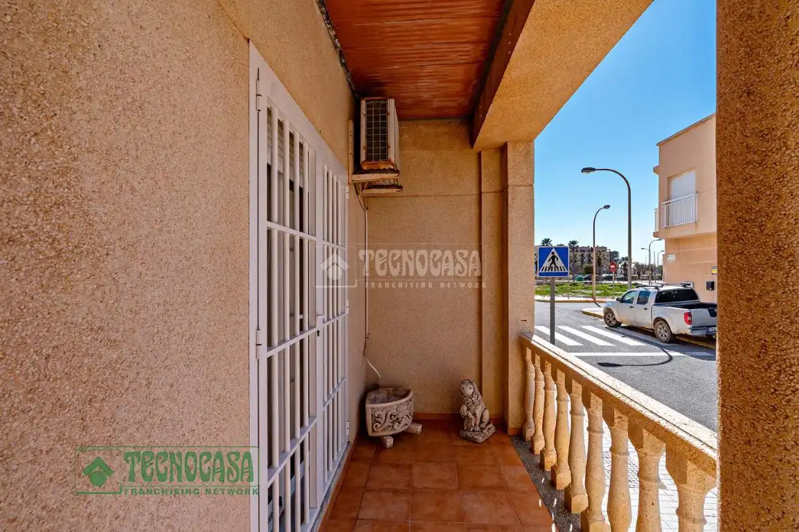 Vista exterior de Casa adosada en venda en El Ejido amb Aire condicionat, Calefacció i Terrassa