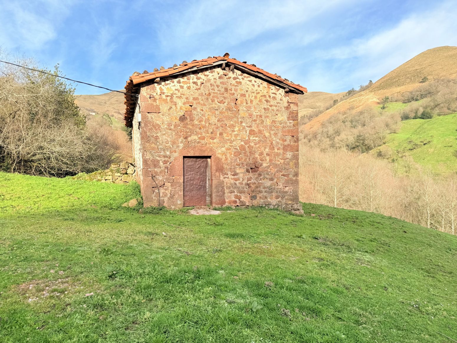Vista exterior de Pis en venda en Saro amb Jardí privat