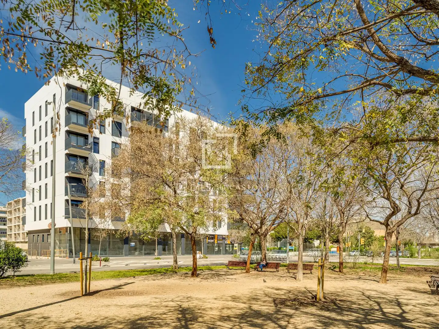 Vista exterior de Pis en venda en L'Hospitalet de Llobregat amb Aire condicionat, Calefacció i Piscina