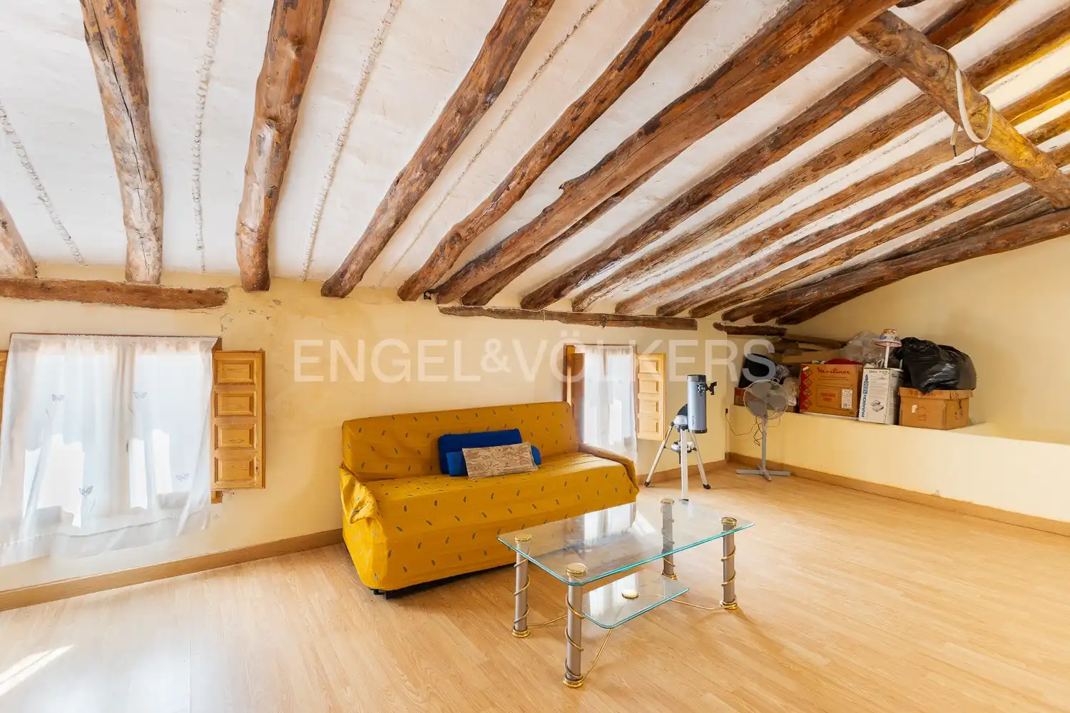 Sala d'estar de Finca rústica en venda en Requena amb Aire condicionat, Calefacció i Jardí privat