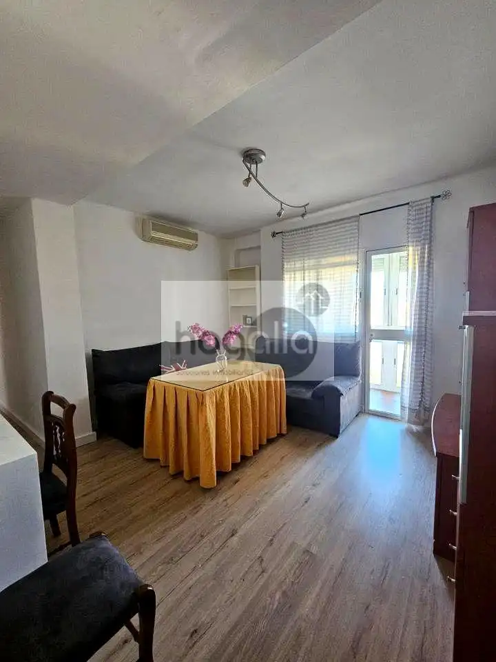 Living room of Flat for rent in Sevilla  with Air Conditioner, Terrace and Furnished