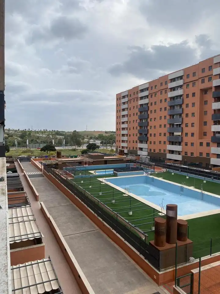 Schwimmbecken von Wohnung zur Miete in Dos Hermanas mit Klimaanlage, Terrasse und Möbliert