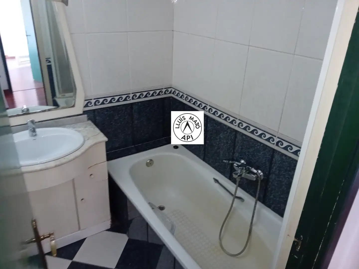 Baño de Piso en venta en Girona con Calefacción, Terraza y Internet
