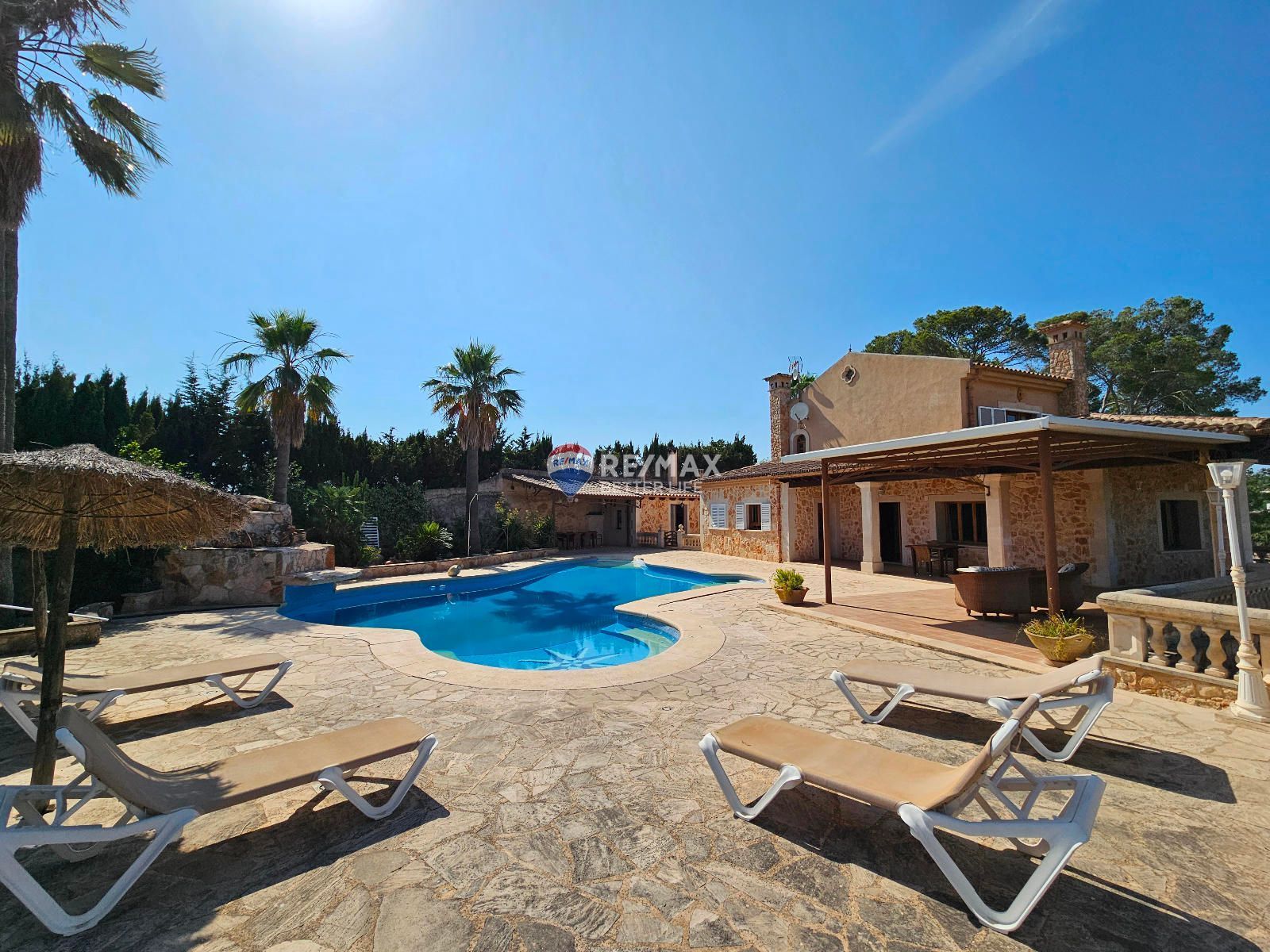 Vista exterior de Casa o xalet en venda en Lloret de Vistalegre amb Calefacció, Terrassa i Piscina