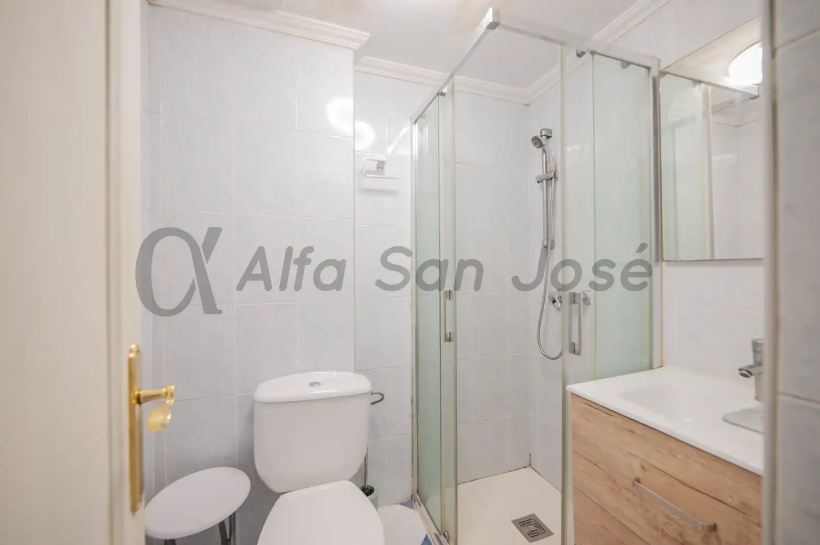 Bathroom of Flat for sale in Sevilla  with Furnished and Oven