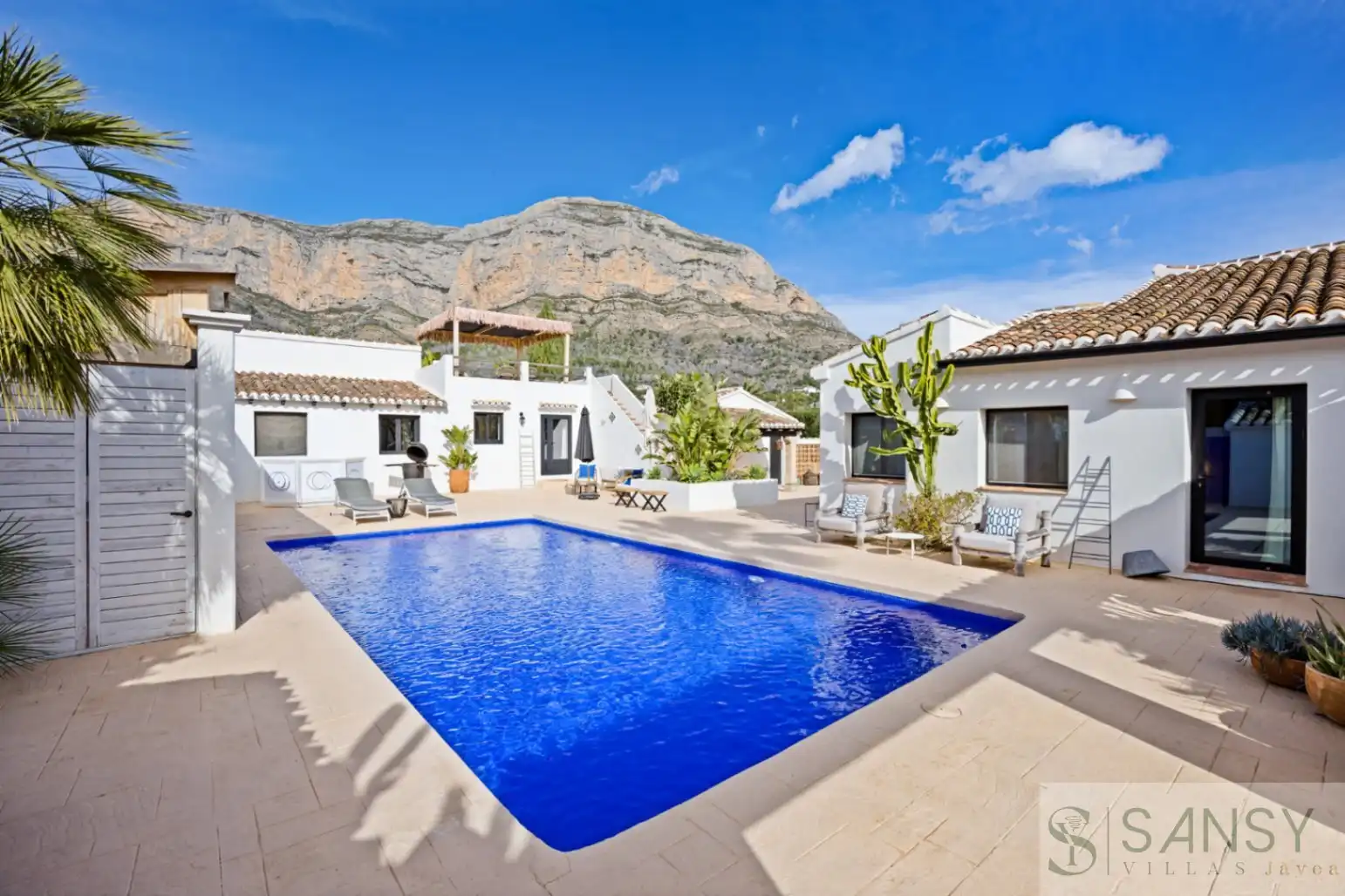Detached house with pool for sale in El Montgó
