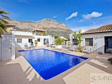 Villa con piscina in vendita a El Montgó