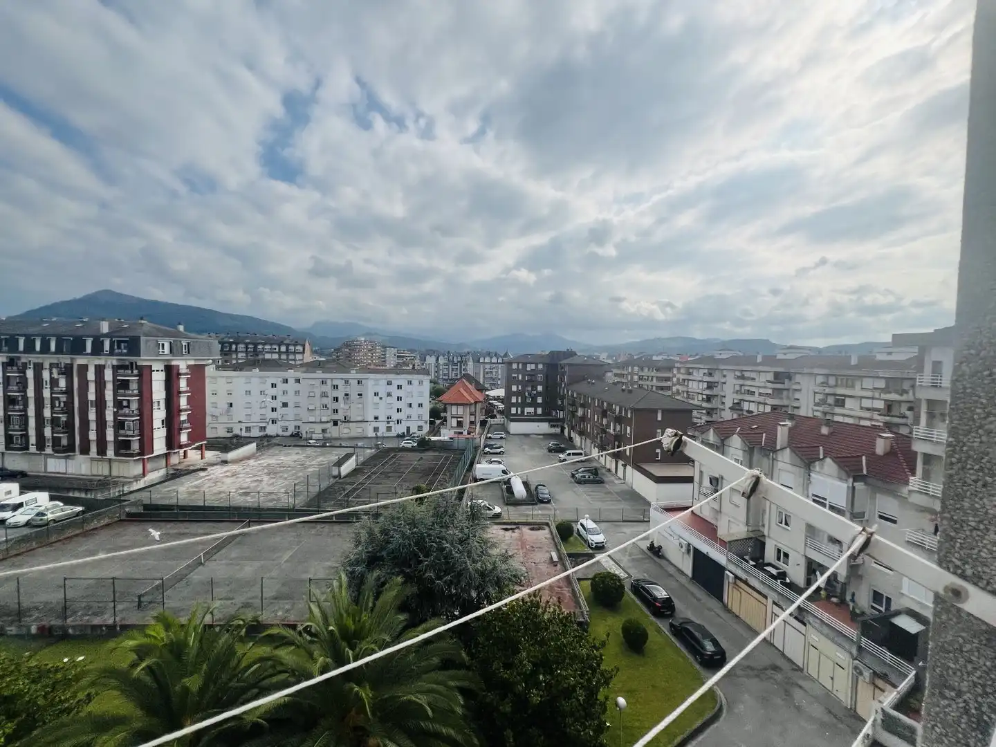 Außenansicht von Wohnung zum Verkauf in Colindres mit Heizung, Terrasse und Abstellraum