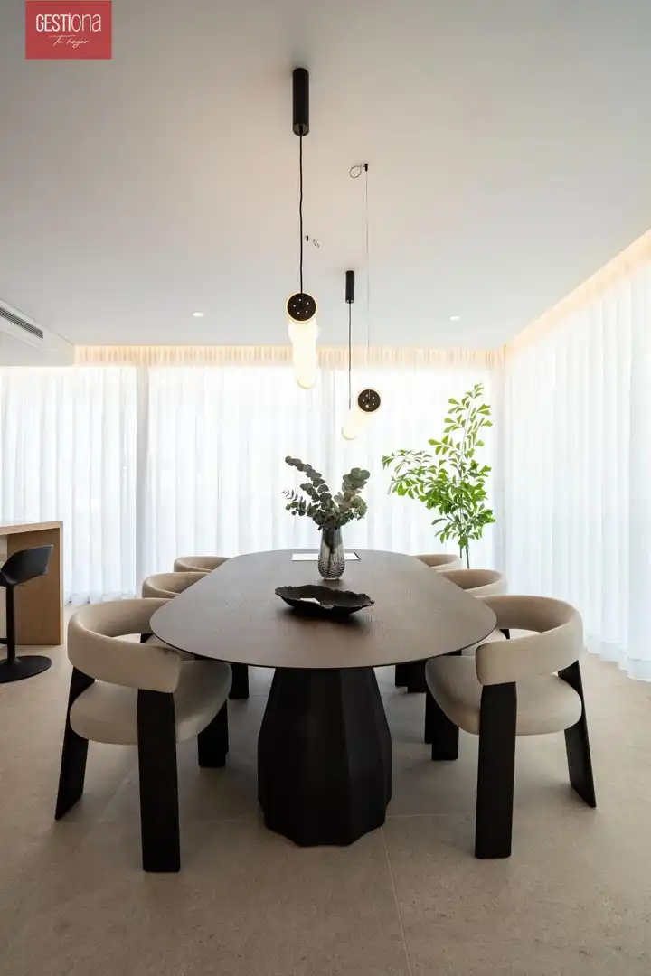 Esszimmer von Dachboden zum Verkauf in Benahavís mit Klimaanlage, Heizung und Privatgarten
