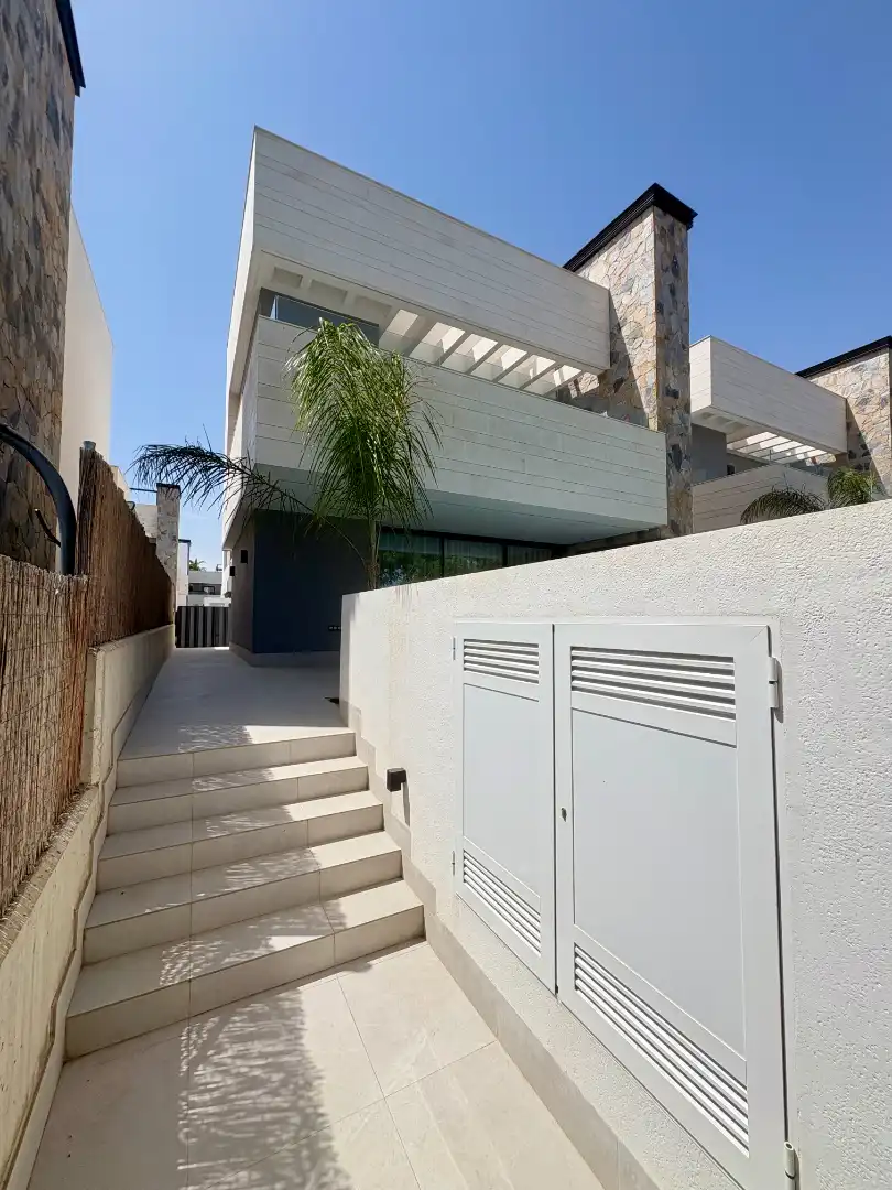 Vista exterior de Casa o xalet en venda en Torre-Pacheco amb Aire condicionat, Calefacció i Jardí privat