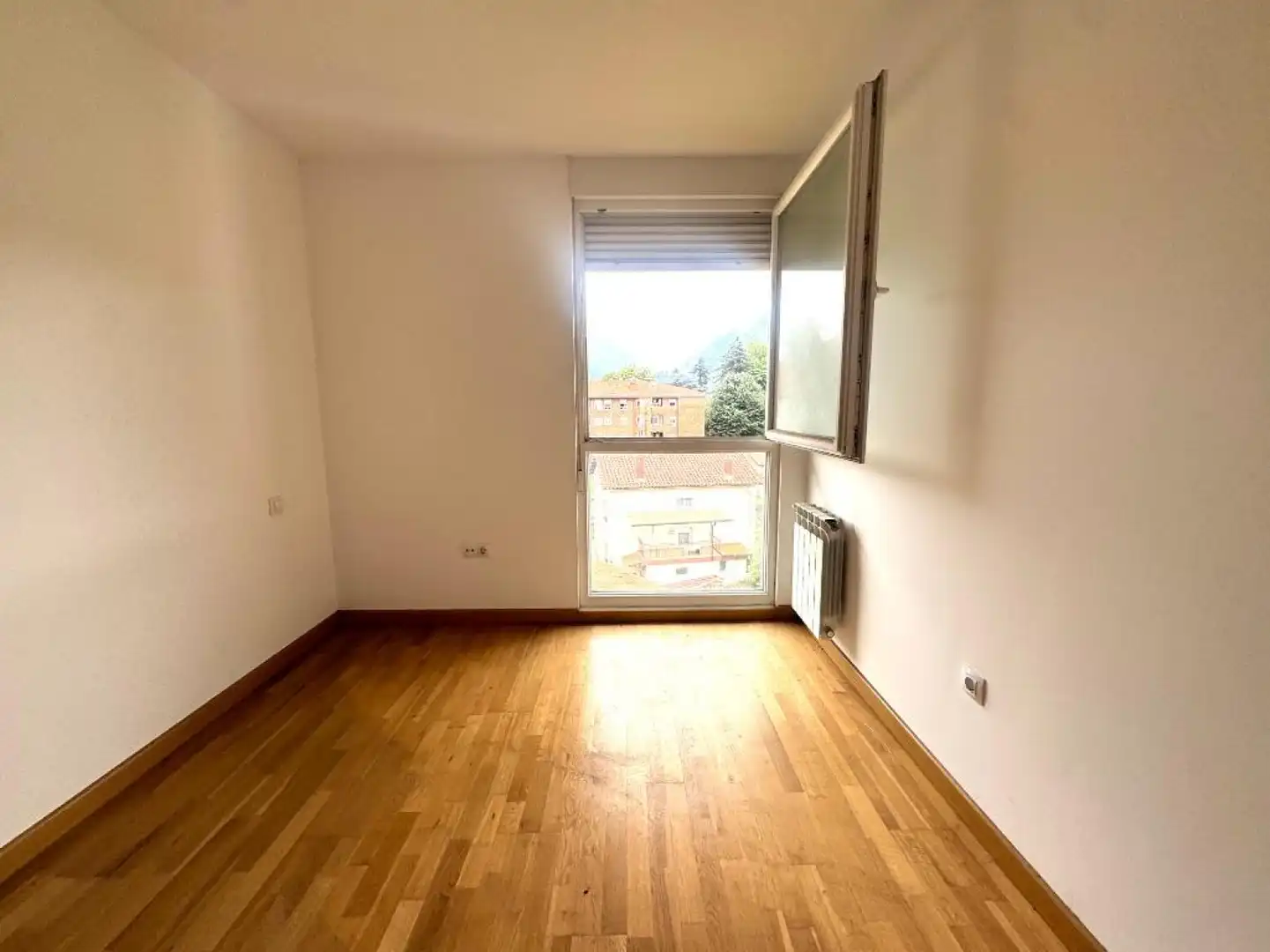 Habitación de Piso en venta en Los Corrales de Buelna  con Calefacción, Parquet y Terraza