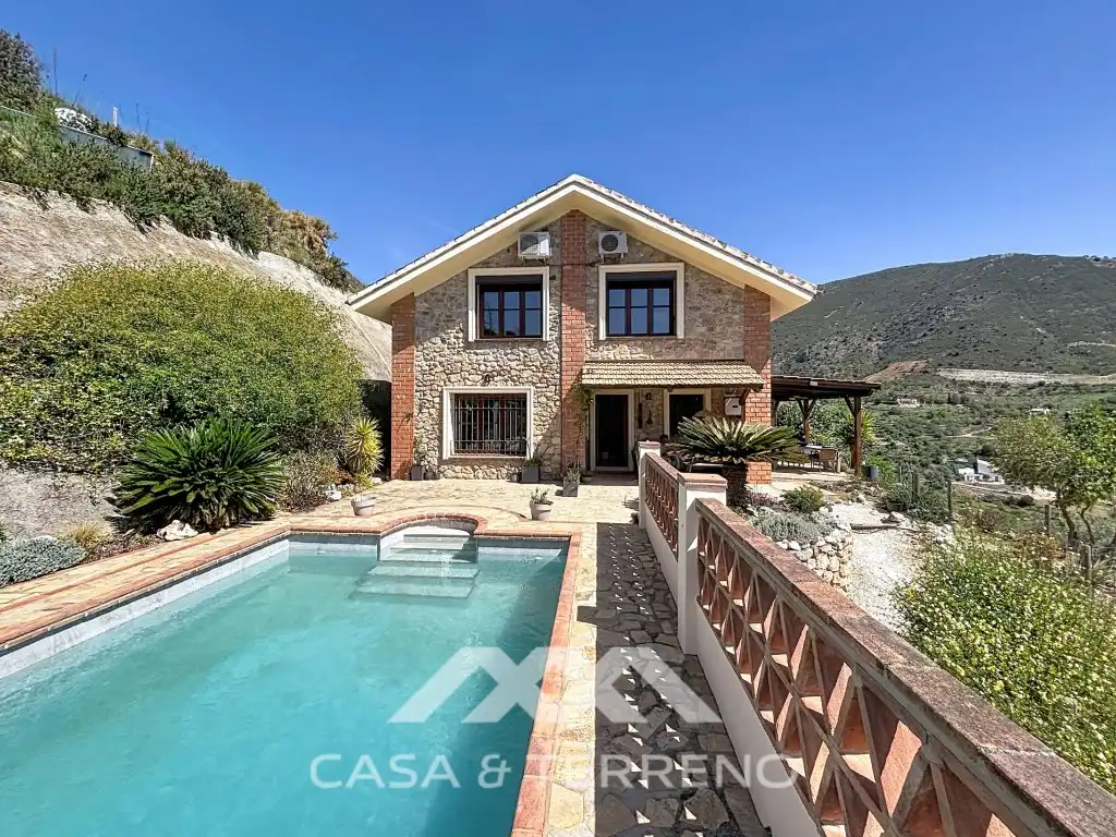 Vista exterior de Casa o xalet en venda en Alcaucín amb Aire condicionat, Terrassa i Piscina