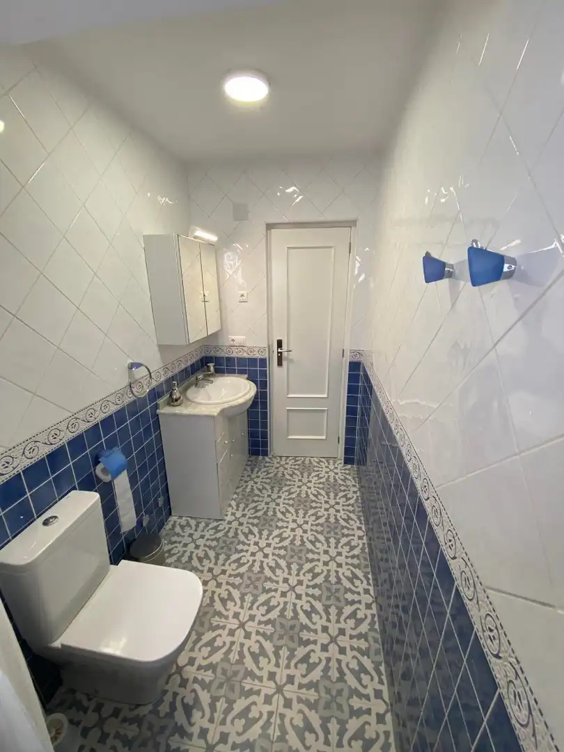 Bany de Apartament de lloguer en Torrevieja amb Aire condicionat, Moblat i Rentadora