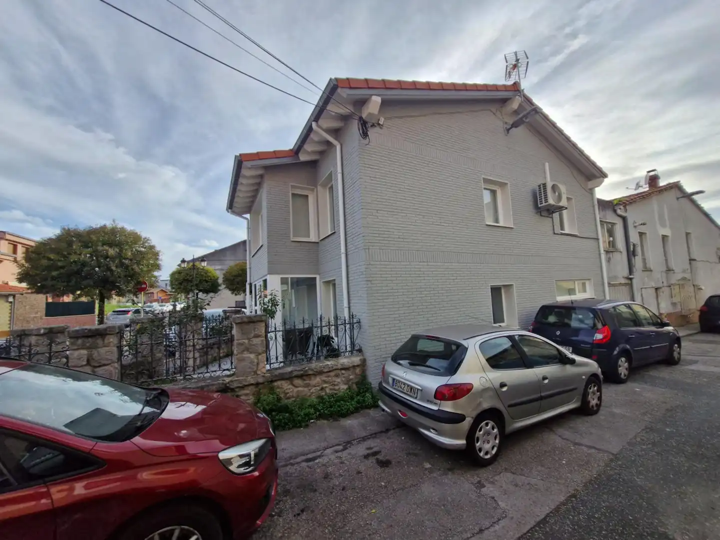 Vista exterior de Casa adosada en venda en Torrelavega  amb Aire condicionat, Calefacció i Jardí privat